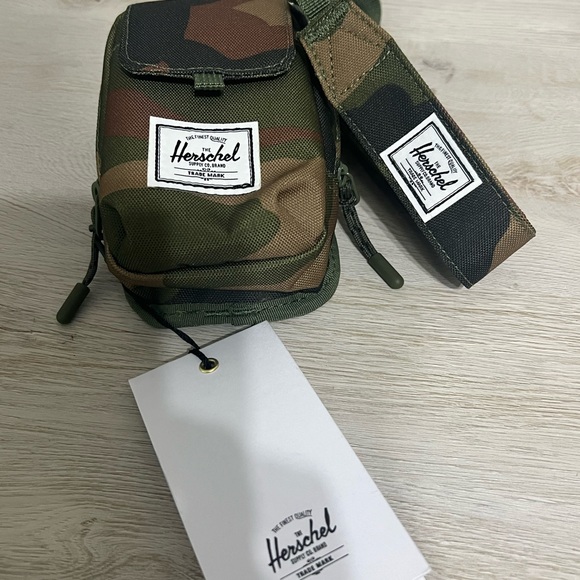 Herschel Camo Crossbody with Strap- Small NWT - Picture 2 of 8